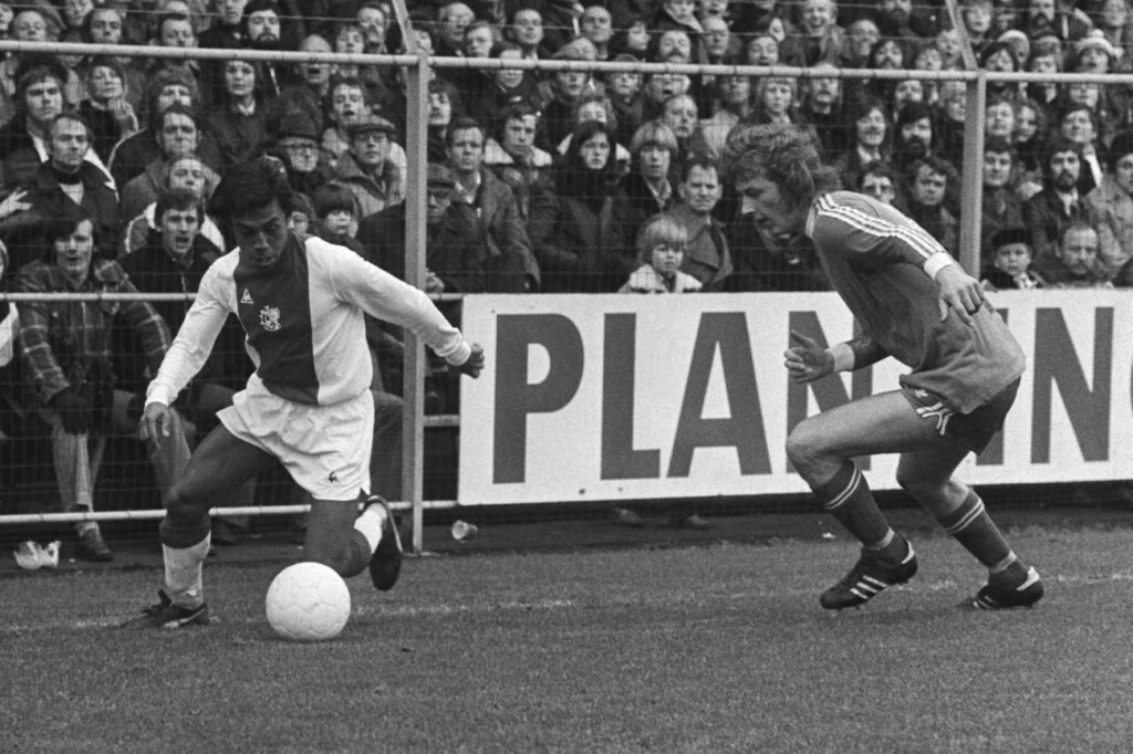 Simon Tahamata (Ajax) en Hugo Hovenkamp (AZ’67) in actie tijdens een competitieduel in januari 1977