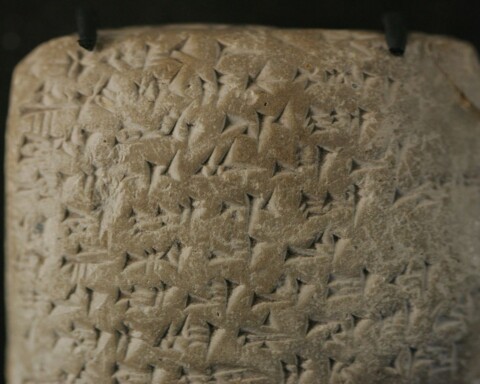 Amarnabrief EA 365. Een kleitablet met spijkerschrift, onderdeel van de diplomatieke correspondentie gevonden in Amarna.