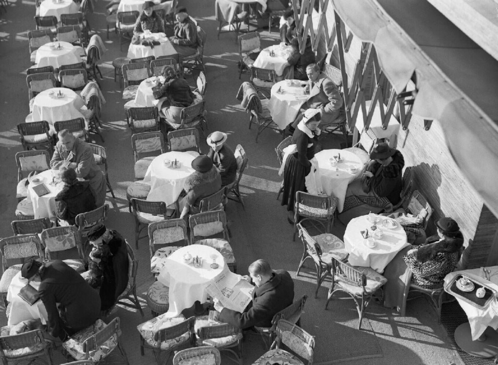Terras van het bekende café Kranzler aan de Kurfürstendamm in Berlijn
