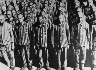Nederlandse Joden uit Buchenwald, gekleed in gevangenisuniformen met een gele ster en de letter "N", voor Nederland, staan ​​in de houding tijdens een appèl in concentratiekamp Mauthausen.