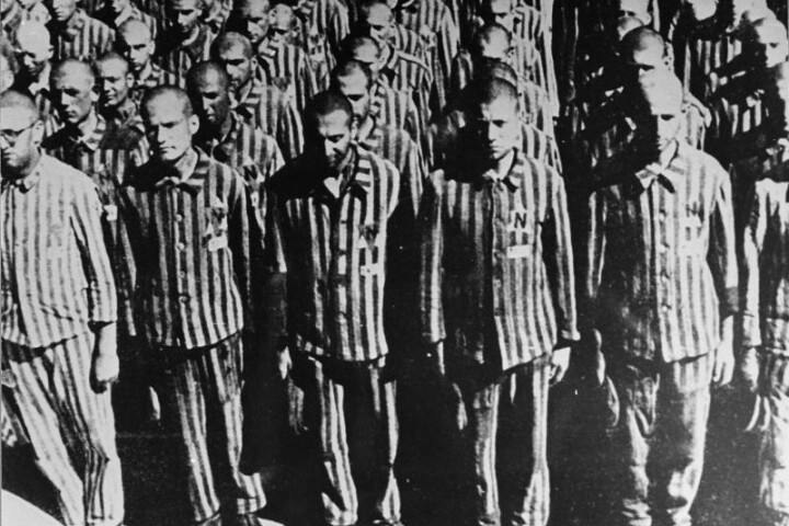 Nederlandse Joden uit Buchenwald, gekleed in gevangenisuniformen met een gele ster en de letter "N", voor Nederland, staan ​​in de houding tijdens een appèl in concentratiekamp Mauthausen.