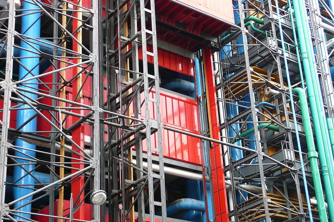 Kenmerkende gekleurde buizen van het Centre Pompidou in Parijs