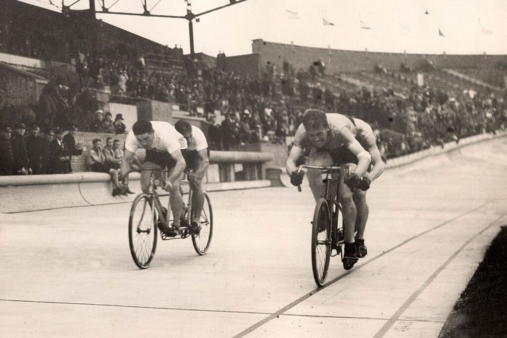 Daan van Dijk en Bernard Leene (rechts) verslaan het Engelse team tijdens de Finale Tandem, 1928
