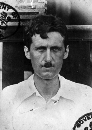 Paspoortfoto van George Orwell uit de jaren 1920