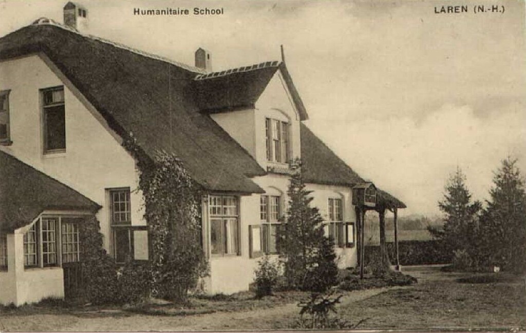 Prentbriefkaart van de Humanitaire School in Laren rond 1910.
