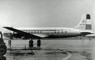 Een KLM Douglas DC-6, vergelijkbaar met het toestel dat in 1954 bij Egmond aan Zee verongelukte