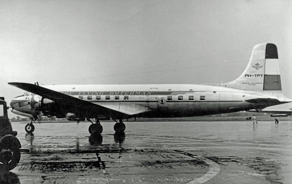 Een KLM Douglas DC-6, vergelijkbaar met het toestel dat in 1954 bij Egmond aan Zee verongelukte