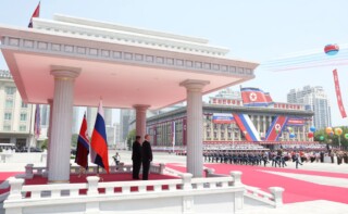 Kim Jong-un en Vladimir Poetin bij een militaire parade in Pyongyang,zomer 2024