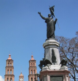 Standbeeld van Miguel Hidalgo voor zijn kerk in Guanajuato