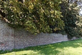 Deel van de omheiningsmuur van Kasteel Borgwal in Vurste