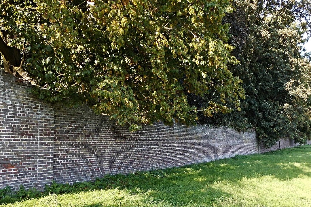 Deel van de omheiningsmuur van Kasteel Borgwal in Vurste