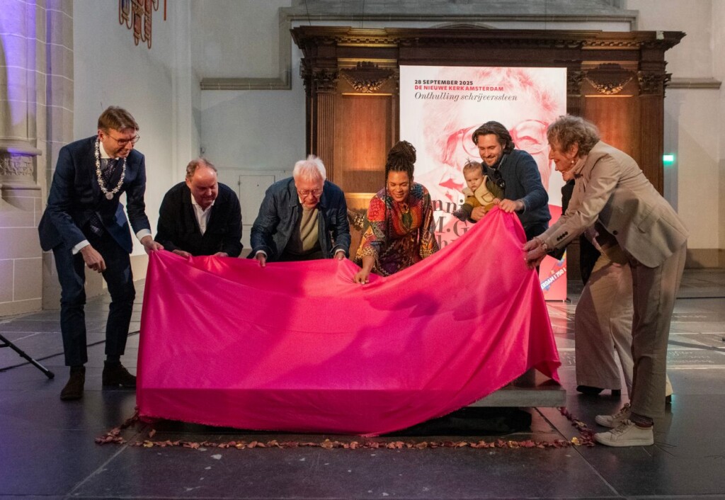 Onthulling van de schrijverssteen voor Annie M.G. Schmidt 