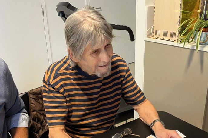 Raymond Kesnig tijdens het bezoek van de onderzoekers