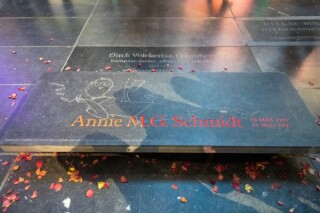 De schrijverssteen voor Annie MG Schmidt