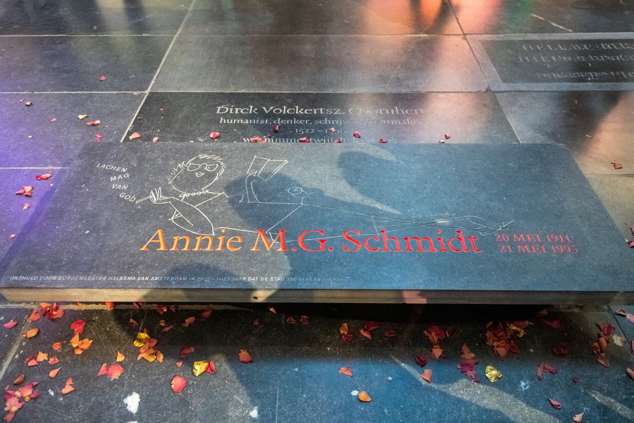 De schrijverssteen voor Annie MG Schmidt