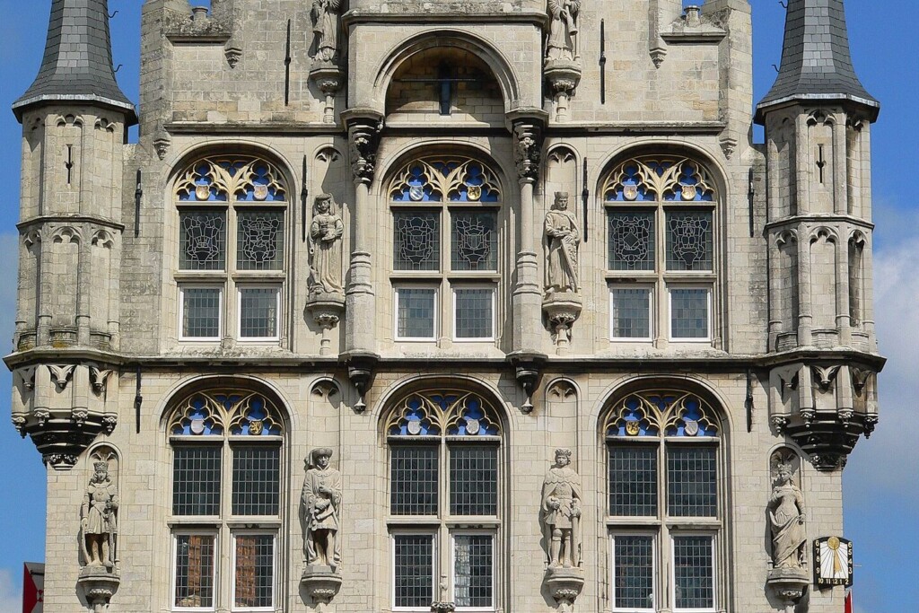 Voorzijde met sculpturen en kruiskozijnen van het oude stadhuis van Gouda