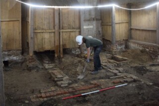 Binnen de hooiberg van de stolpboerderij zijn funderingen van de buitenplaats blootgelegd.