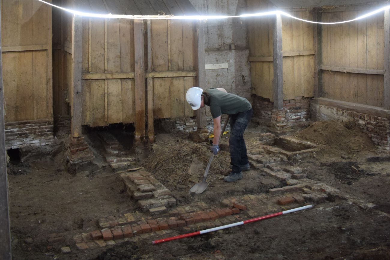 Binnen de hooiberg van de stolpboerderij zijn funderingen van de buitenplaats blootgelegd.