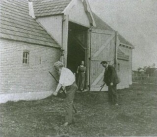 Van Rees helpt in 1902 een handje in de kolonie in Blaricum. 
