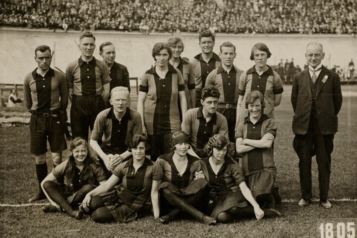 Een korfbalteam poseert in 1928 in het Olympisch Stadion. Korfbal was tijdens deze editie van de Spelen een demonstratiesport.