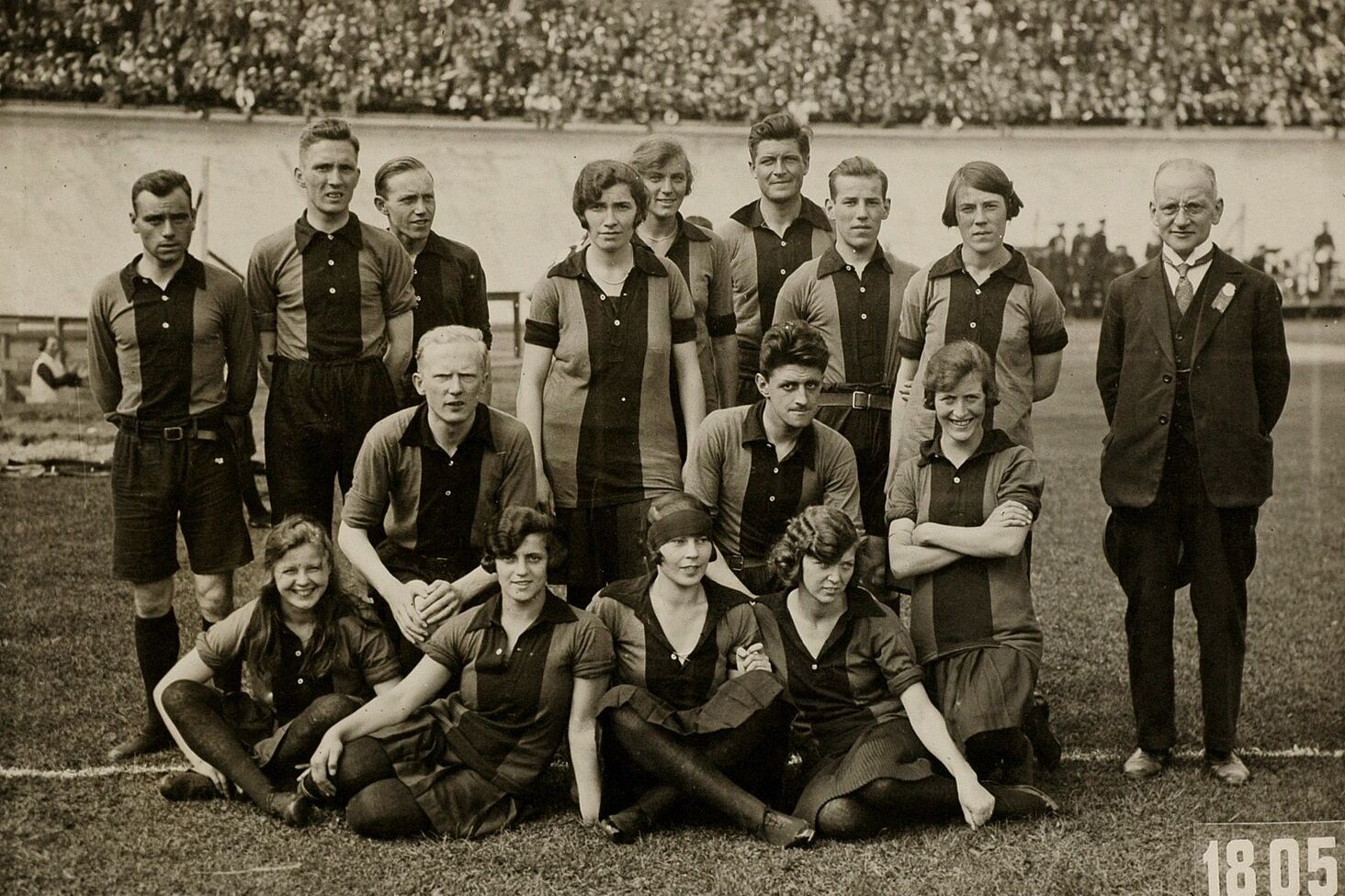 Een korfbalteam poseert in 1928 in het Olympisch Stadion. Korfbal was tijdens deze editie van de Spelen een demonstratiesport.