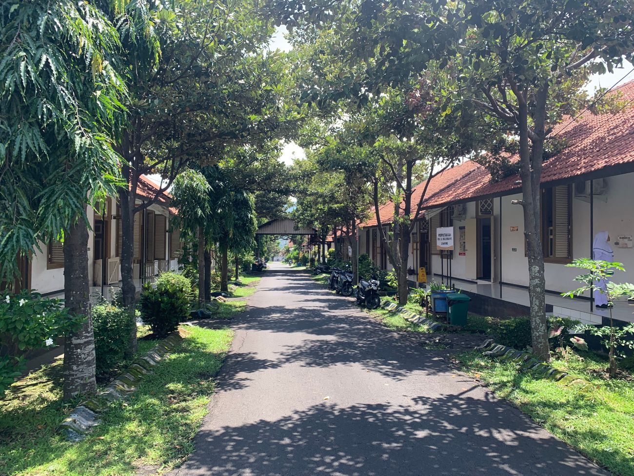 Laan in het psychiatrisch ziekenhuis in Lawang (Oost-Java) anno 2024