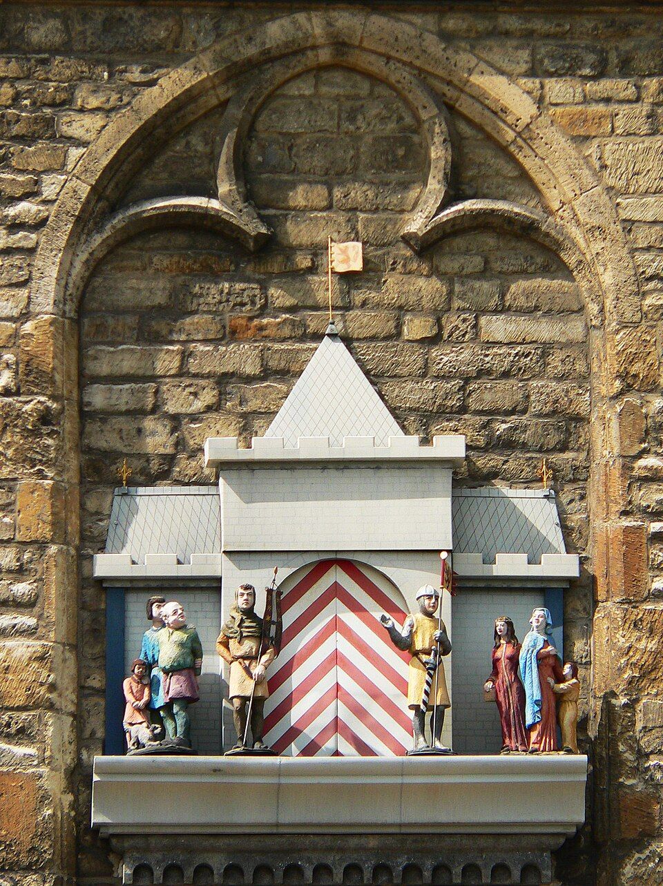 Poppen bij het klokkenspel op de gevel van het stadhuis van Gouda