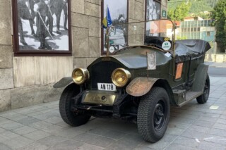 Replica van de auto waarin Frans Ferdinand reed toen er in 1914 een aanslag op hem werd gepleegd.
