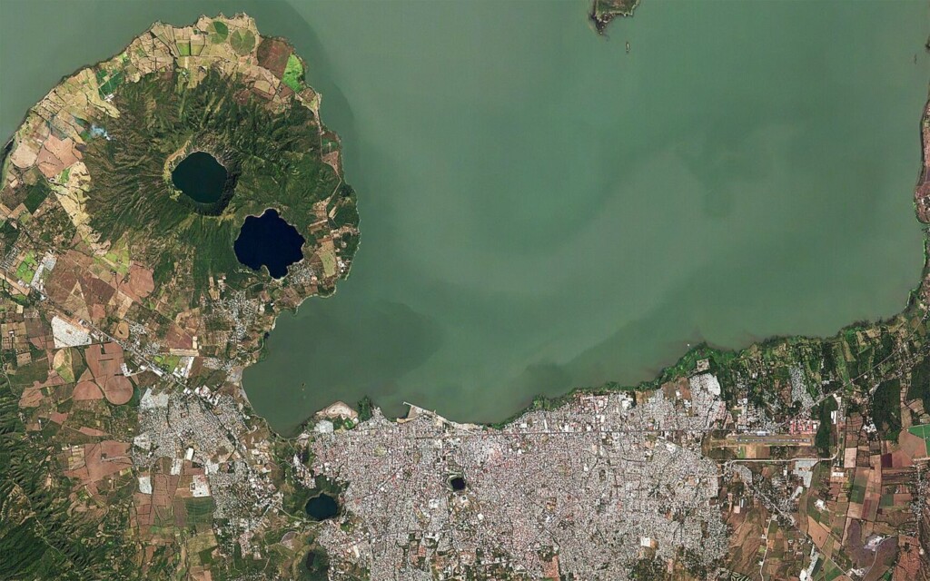 Satellietfoto van Managua, met ten noordwesten de vulkaan Apoyeque