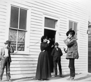 Calamity Jane (l) en Teddy Blue Abbott drinken bier bij een bar in Montana, circa 1887