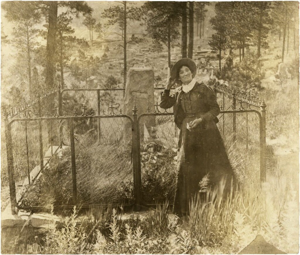 Calamity Jane bij het graf van haar Wild Bill Hickok in Deadwood, ca. 1890