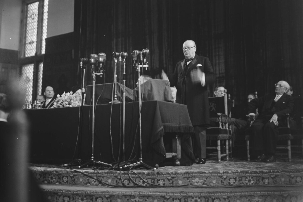 Churchill houdt toespraak op Congres van Europa