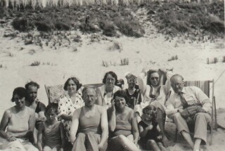Dirk Breebaart (met zonnebril) geniet van het strand en de zon in 1934