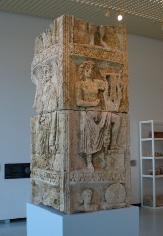 Godenpijler in Museum Het Valkhof