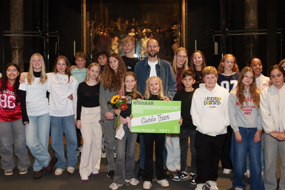 Geschiedenisdocent van het Jaar Guido Faas voor De Nachtwacht, omringd door enkele van zijn leerlingen.