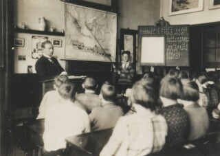 Meester Smit voor de klas.