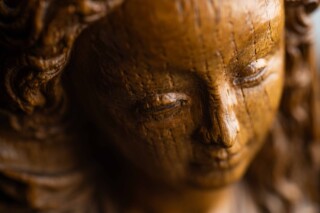 Maria met kind (detail), ca 1500, toegeschreven aan de Meester van Utrechtse Stenen Vrouwenkop. Collectie Museum Catharijneconvent.