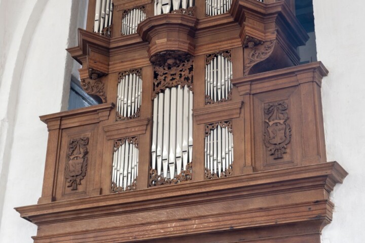 Het front van het Schnitger-orgel aan de noordwand van het schip. Achter het orgel bevindt zich het voormalige studievertrek van Henric Piccardt.