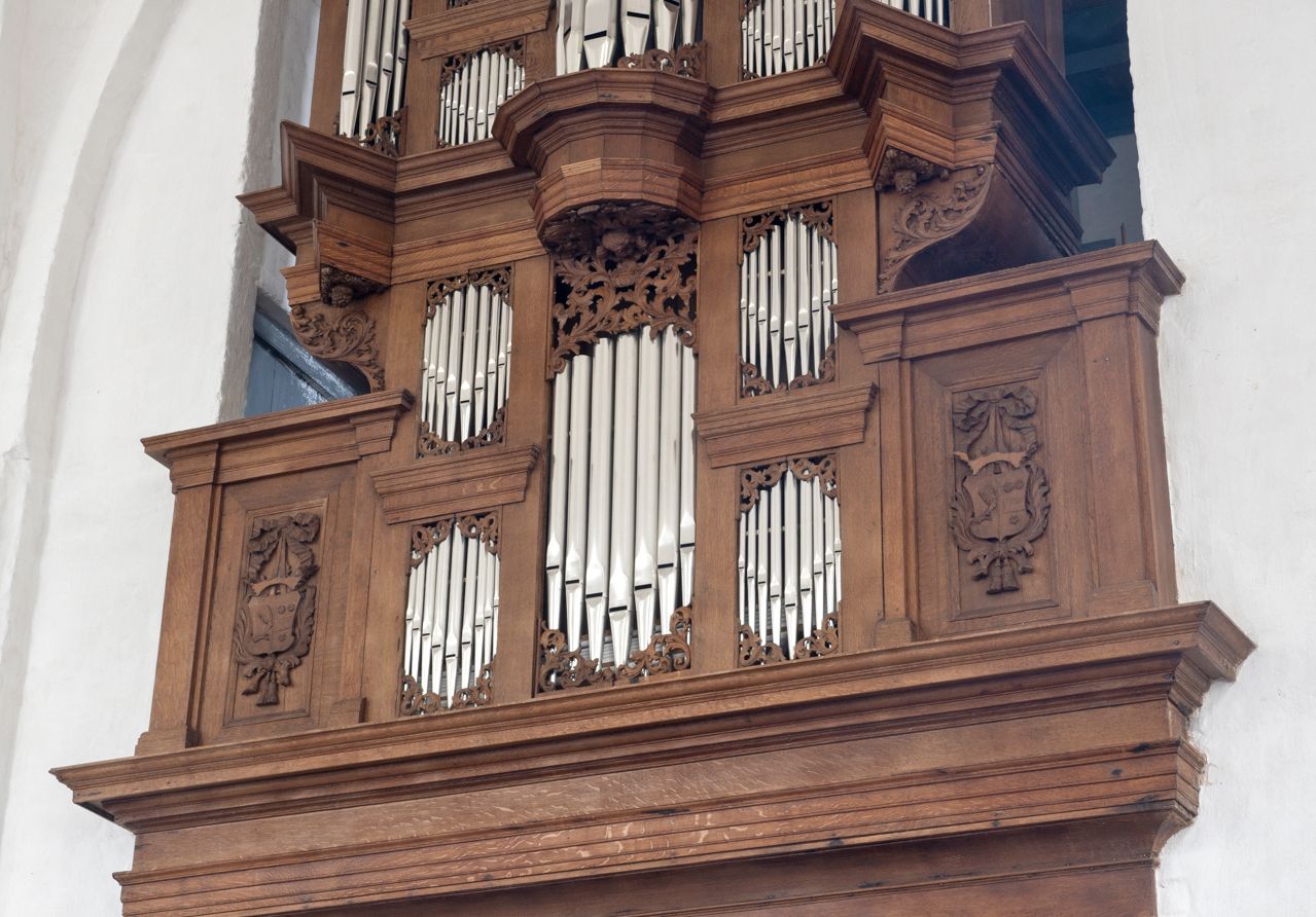 Het front van het Schnitger-orgel aan de noordwand van het schip. Achter het orgel bevindt zich het voormalige studievertrek van Henric Piccardt.