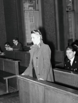 Suze Arts voor het Bijzonder Gerechtshof in Amsterdam (1948) (CC BY-SA 2.0 – Peter van Zoest / AHF, collectie IISG, Amsterdam – wiki)