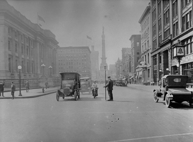 Kruispunt in Indianapolis, Illinois in 1925 zonder al te veel verkeersborden en signalen.