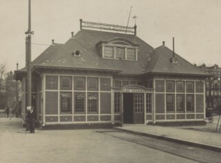 In dit kantoor bij het Weesperpoortstation konden in Amsterdam kaartjes worden gekocht voor de Gooische Stoomtram.
