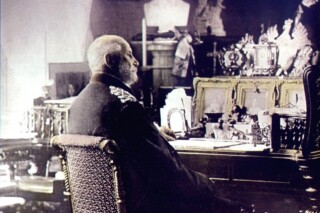 Keizer Wilhelm I in 1880 aan zijn bureau