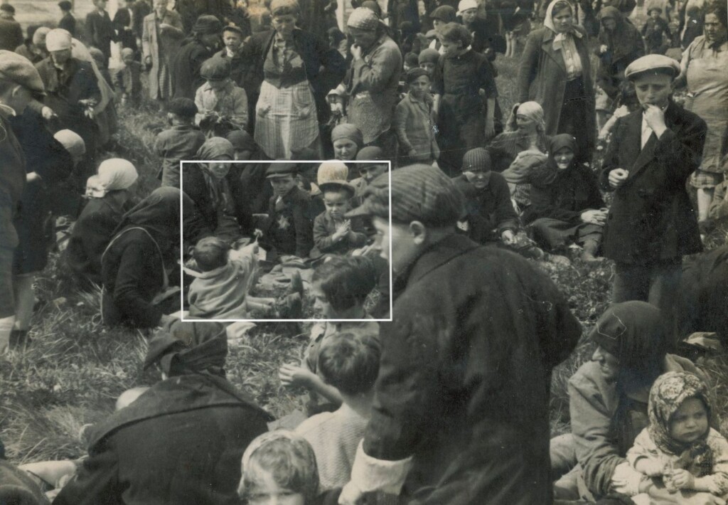 Hongaarse Joden bij Auschwitz-Birkenau, kort voor hun deportatie naar de gaskamers. Een kind toont een bloem aan een oudere jongen.