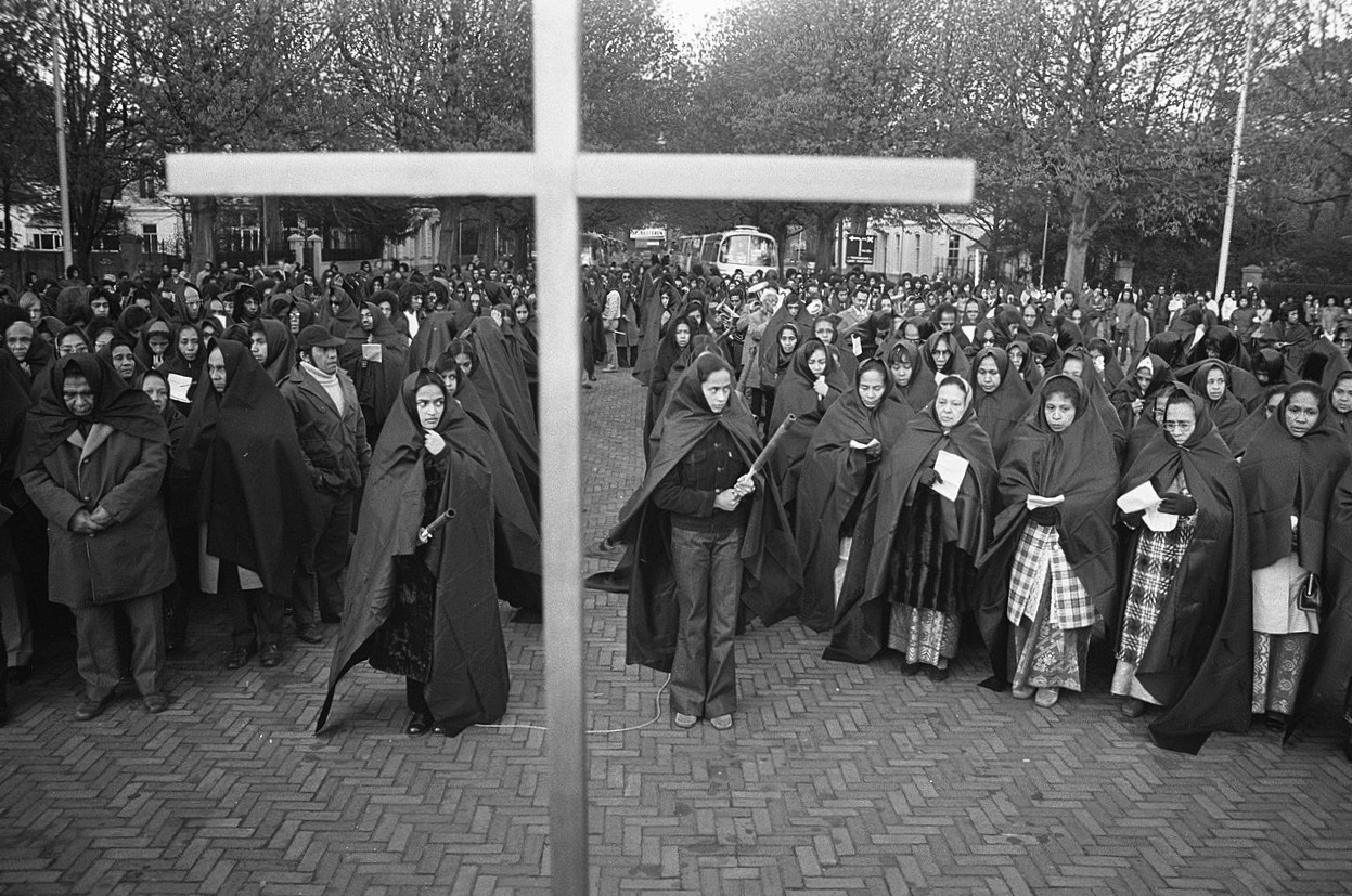 In het zwart gehulde mannen en vrouwen tijdens een klaagdienst op Plein 1813 in Den Haag, 1972
