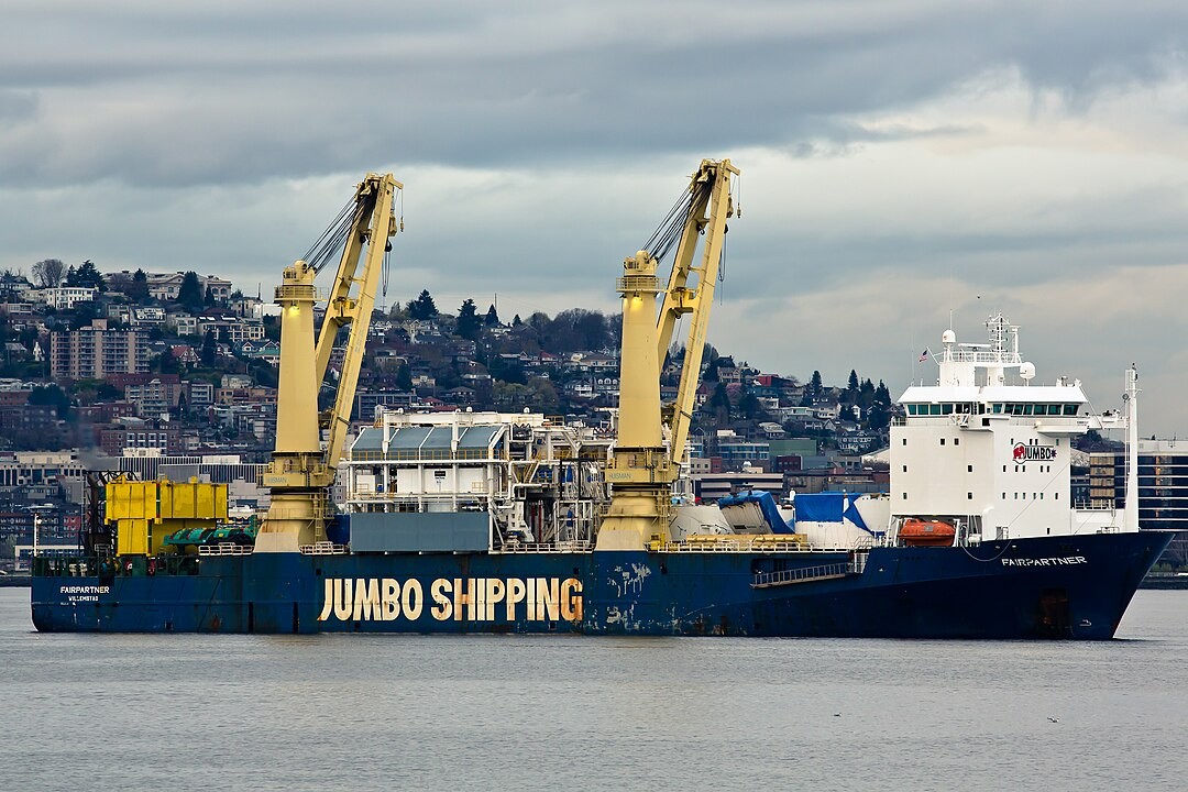 Een vrachtschip brengt de gedemonteerde tunnelboormachine naar de haven van Seattle