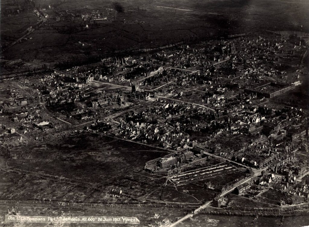 Ruïnes van Ieper, 26 juni 1917 – Luchtfoto op 600 meter hoogte, gemaakt door piloot luitenant De Meeûs