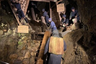 Reconstructie van mijnwerkers in de Sado-goudmijn