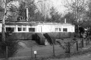 Tramwoning aan de Hilversumse Goudenregenlaan. Toen de bomen en struiken goed op gang waren gekomen stonden de noodwoningen na een paar jaar in een heel groene omgeving.