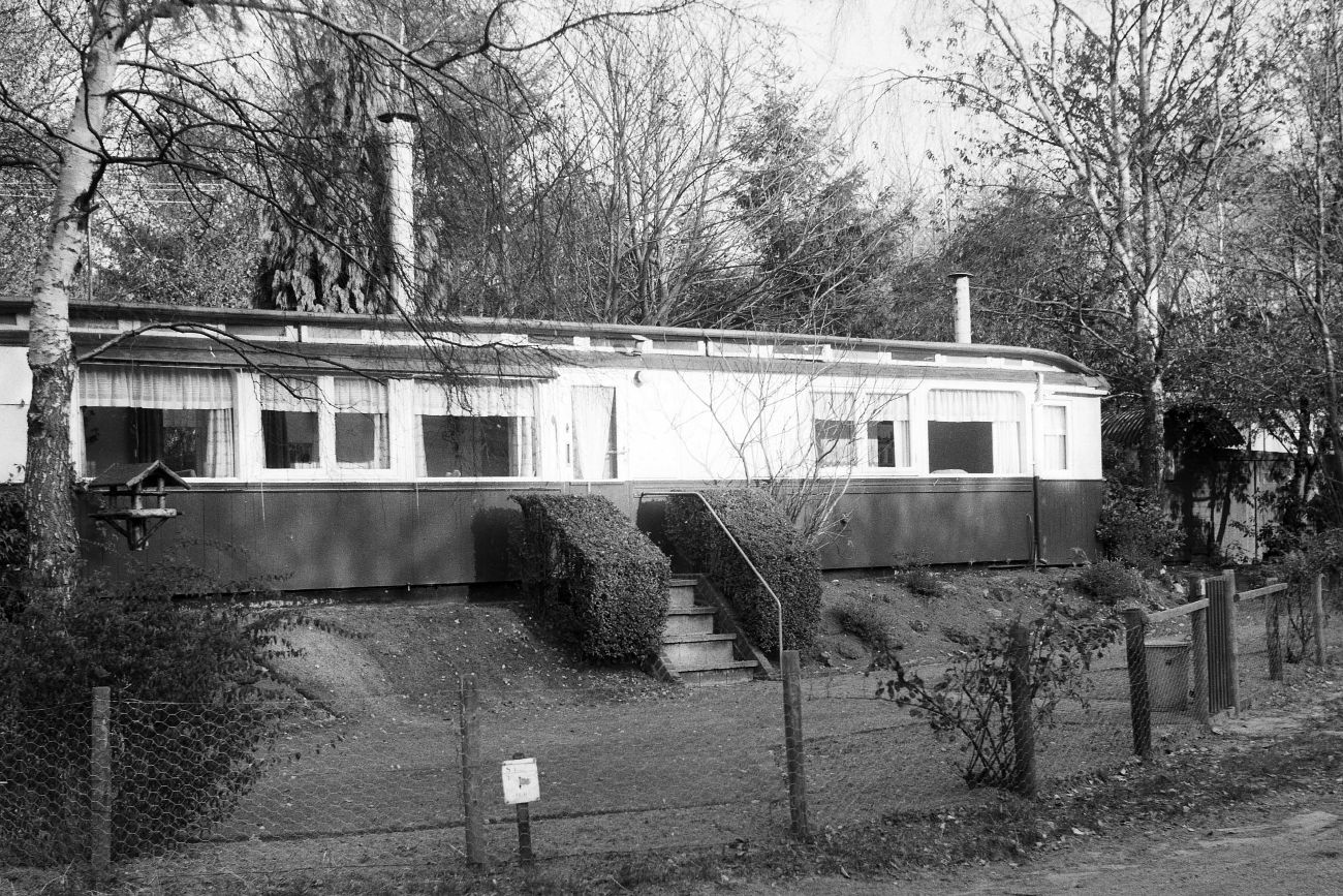 Tramwoning aan de Hilversumse Goudenregenlaan. Toen de bomen en struiken goed op gang waren gekomen stonden de noodwoningen na een paar jaar in een heel groene omgeving.